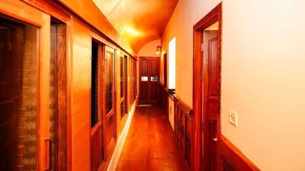 Аллеппи: Backwater Retreat Houseboat