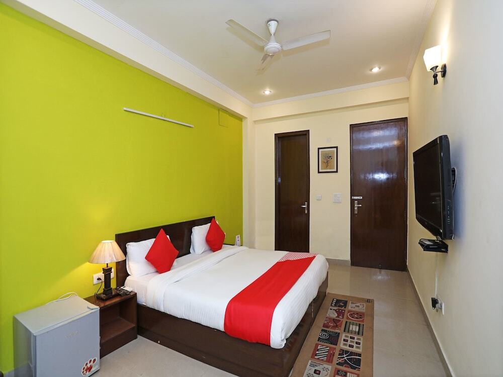 OYO Rooms Near DLF Phase 1 — фото 6