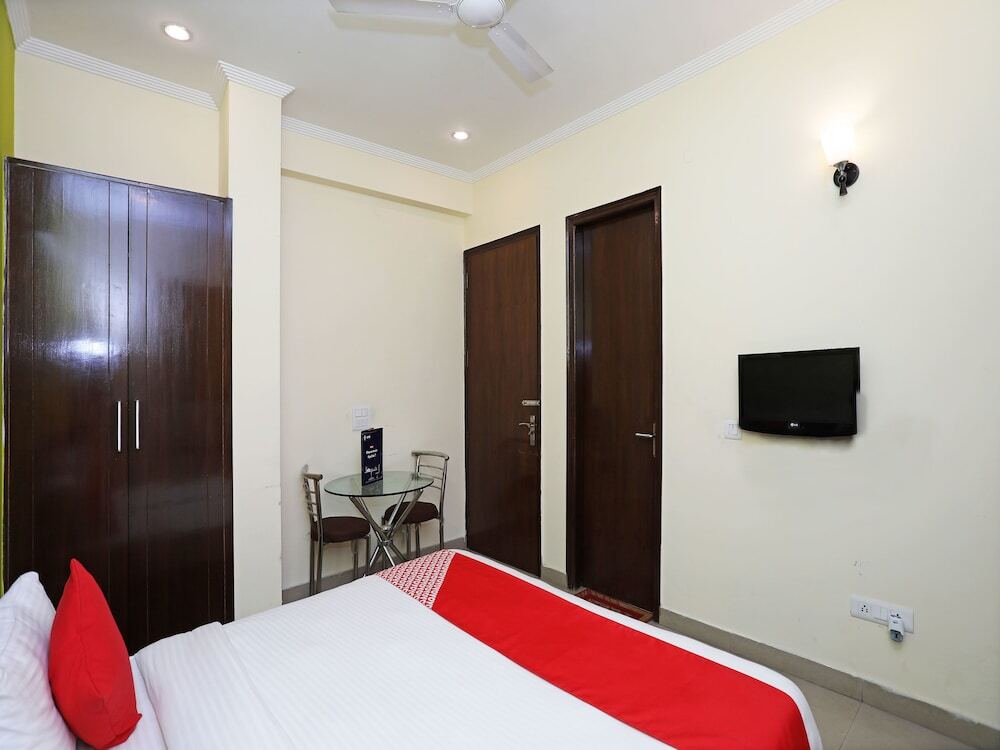 OYO Rooms Near DLF Phase 1 — фото 5