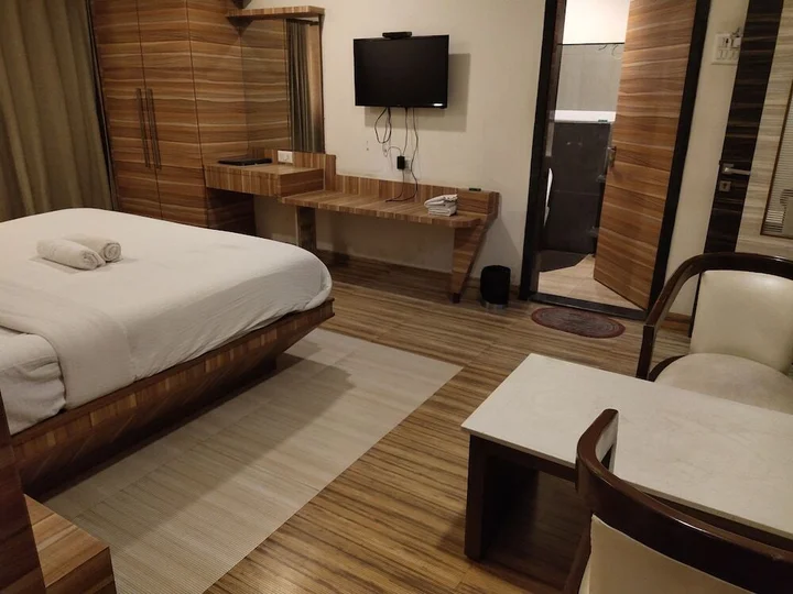 Тхане: Hotel Praveen International