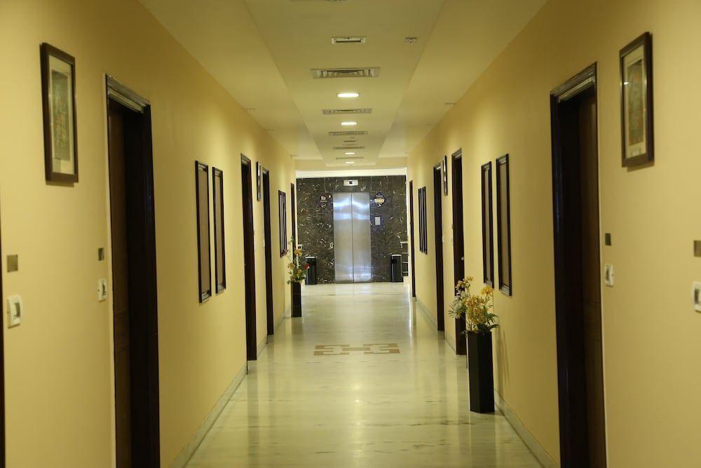 Бадди: OYO 2192 Hotel Gianz