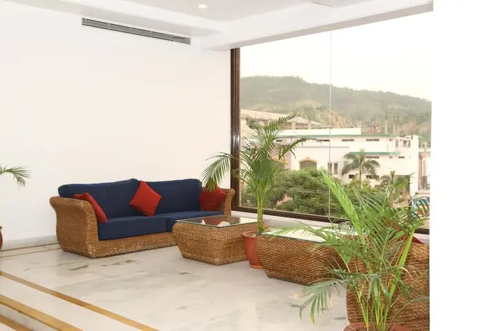 Бадди: OYO 2192 Hotel Gianz