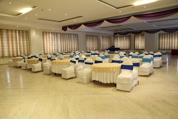 Бадди: OYO 2192 Hotel Gianz