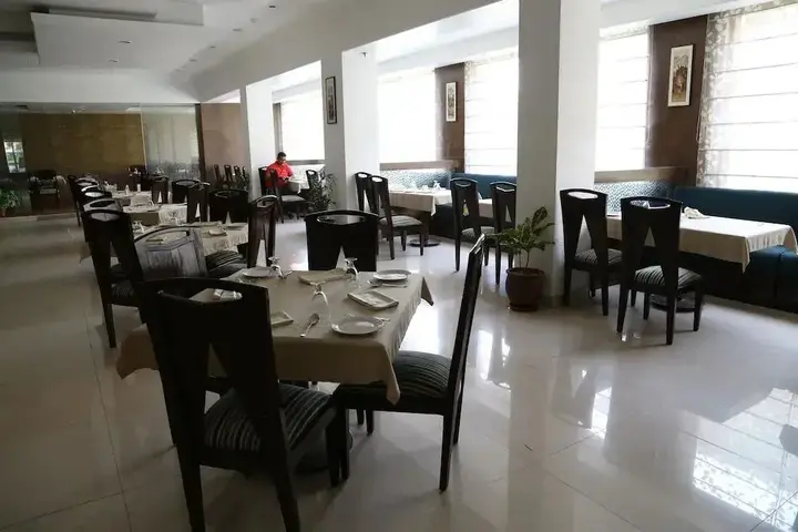 Бадди: OYO 2192 Hotel Gianz