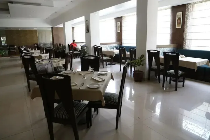 Бадди: OYO 2192 Hotel Gianz