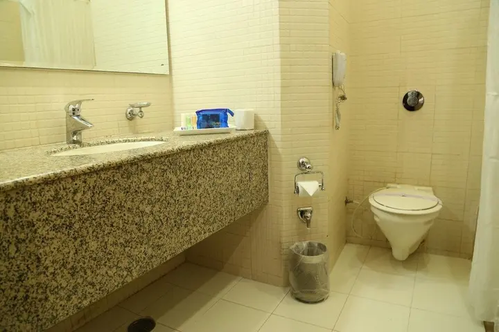 Бадди: OYO 2192 Hotel Gianz