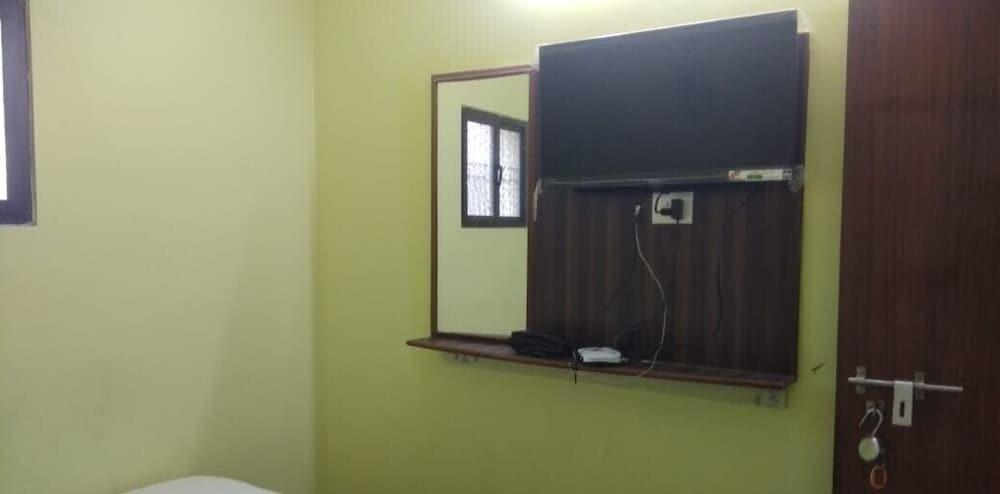 Тирупати: Hotel DMR Residency