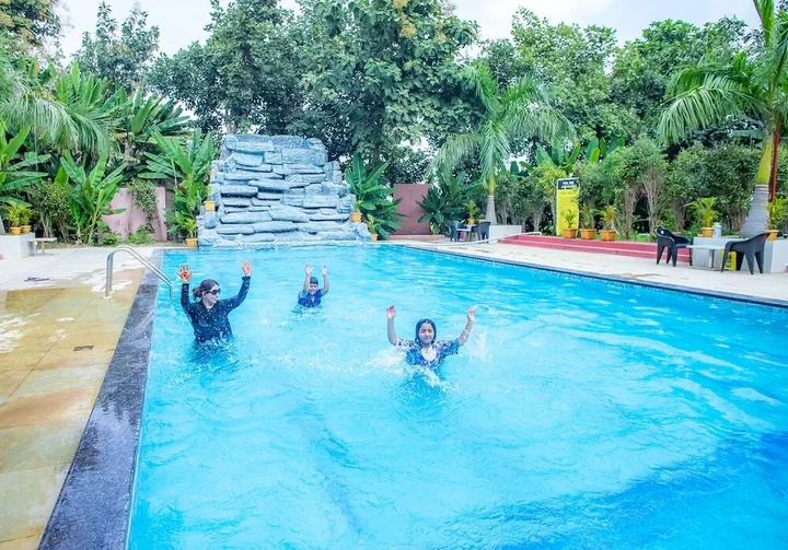 Чандрапур: Jharna Resort
