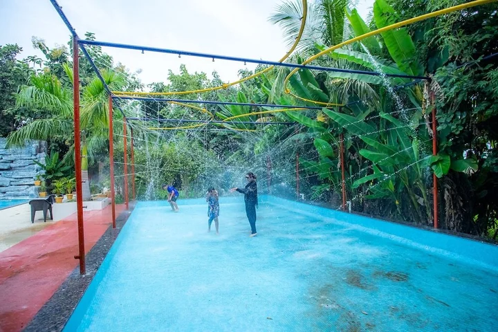 Чандрапур: Jharna Resort