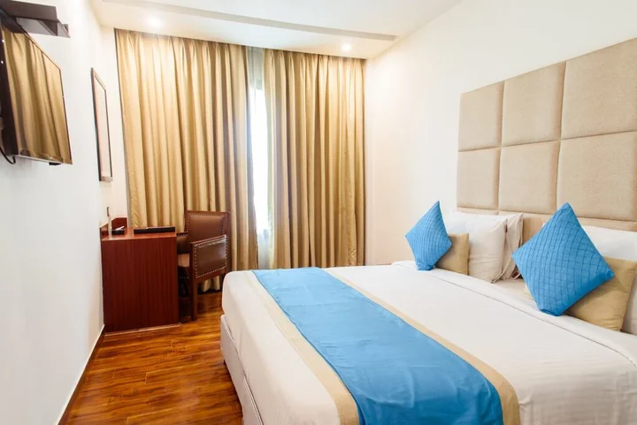 Нойда: Hotel Ascent Biz