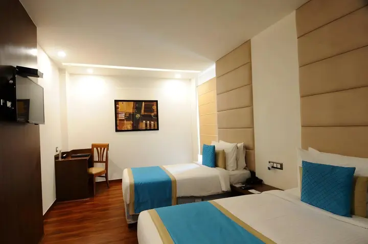 Нойда: Hotel Ascent Biz