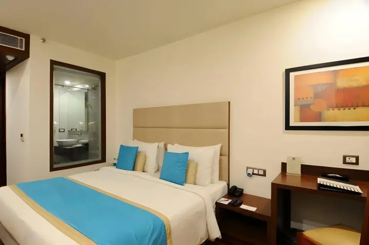 Нойда: Hotel Ascent Biz