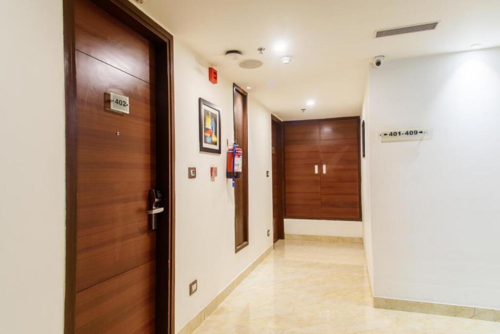 Нойда: Hotel Ascent Biz