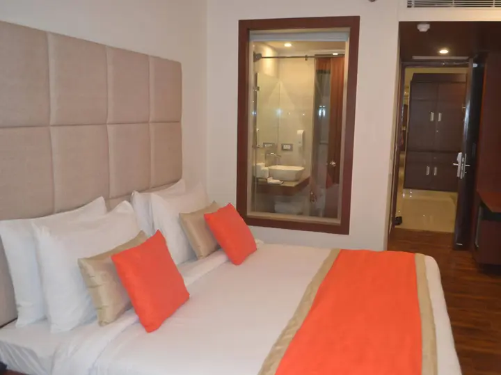 Нойда: Hotel Ascent Biz