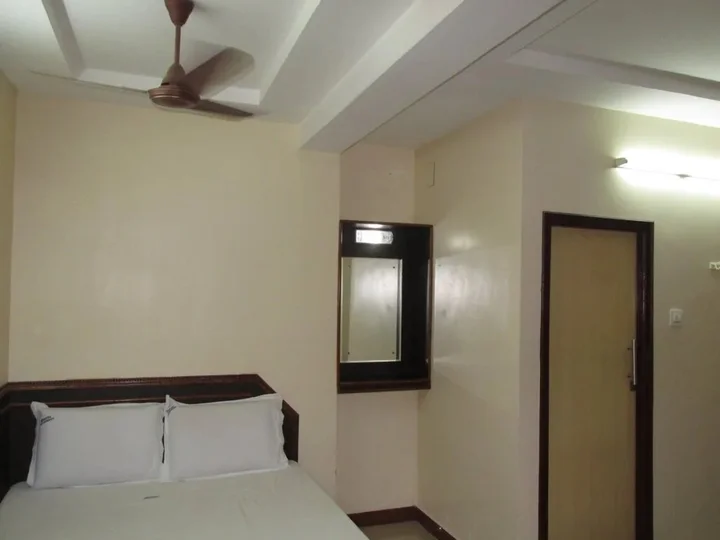 Тирупати: Hotel DKR residency