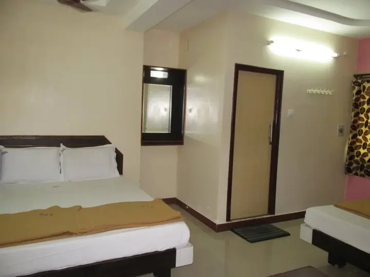 Тирупати: Hotel DKR residency