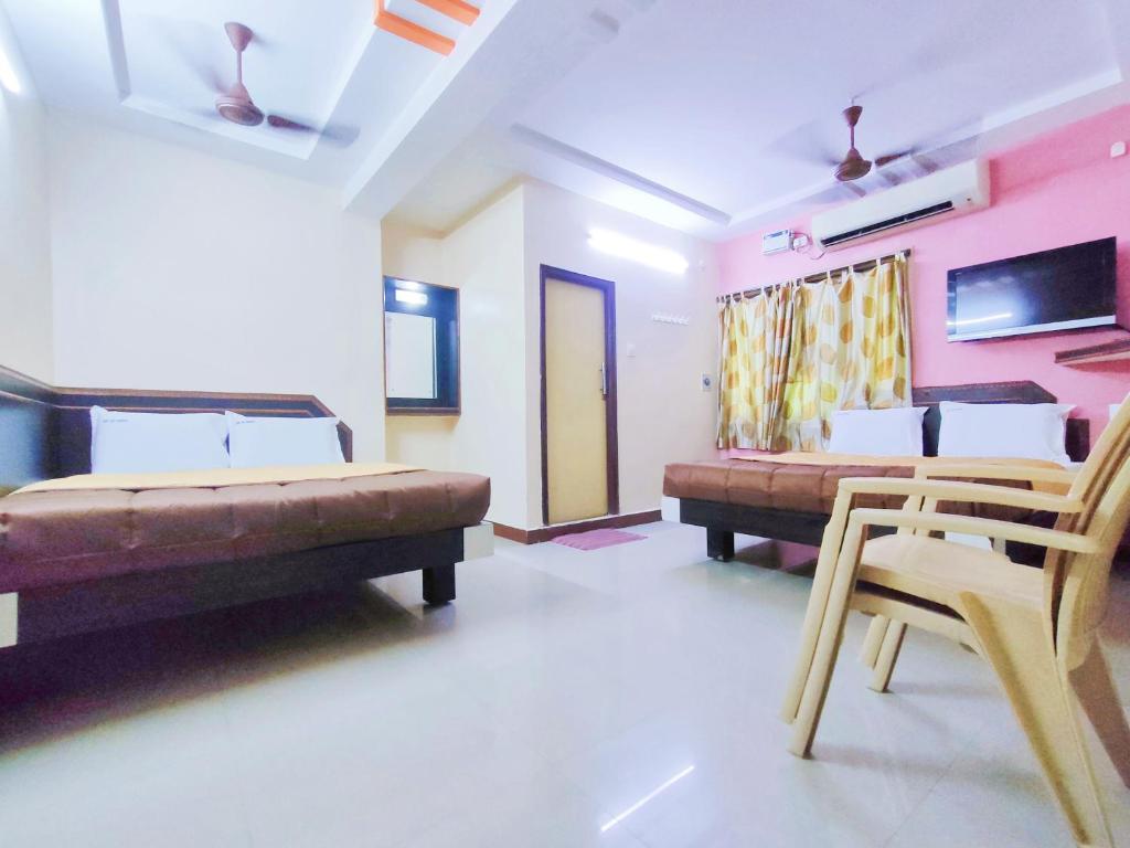 Тирупати: Hotel DKR residency
