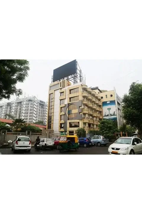 Ахмедабад: Vista Premier at Ellis Bridge Cross Road