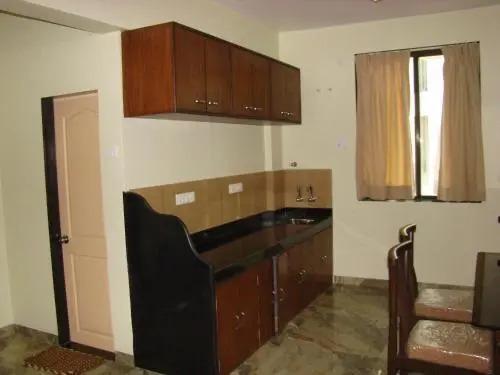 Киим: Hira Laxmi Residency