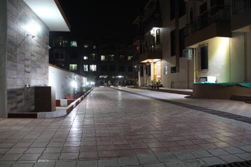 Киим: Hira Laxmi Residency