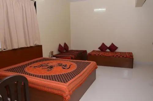 Киим: Hira Laxmi Residency