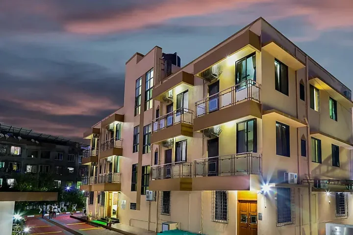 Киим: Hira Laxmi Residency