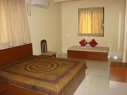 Киим: Hira Laxmi Residency