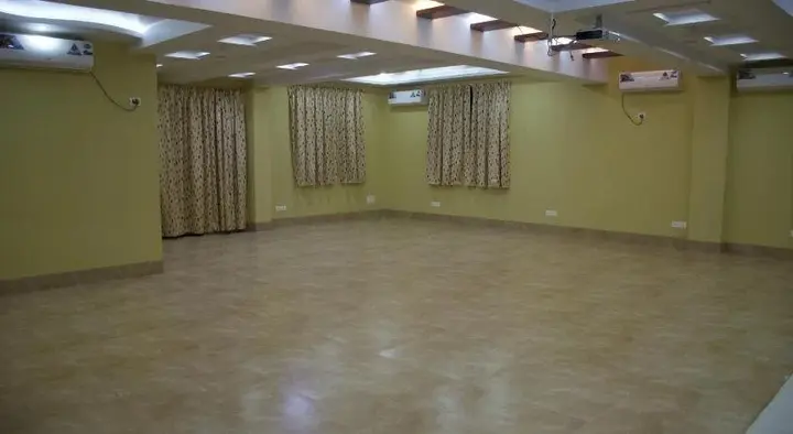 Киим: Hira Laxmi Residency