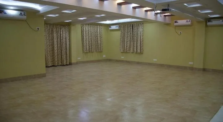 Киим: Hira Laxmi Residency
