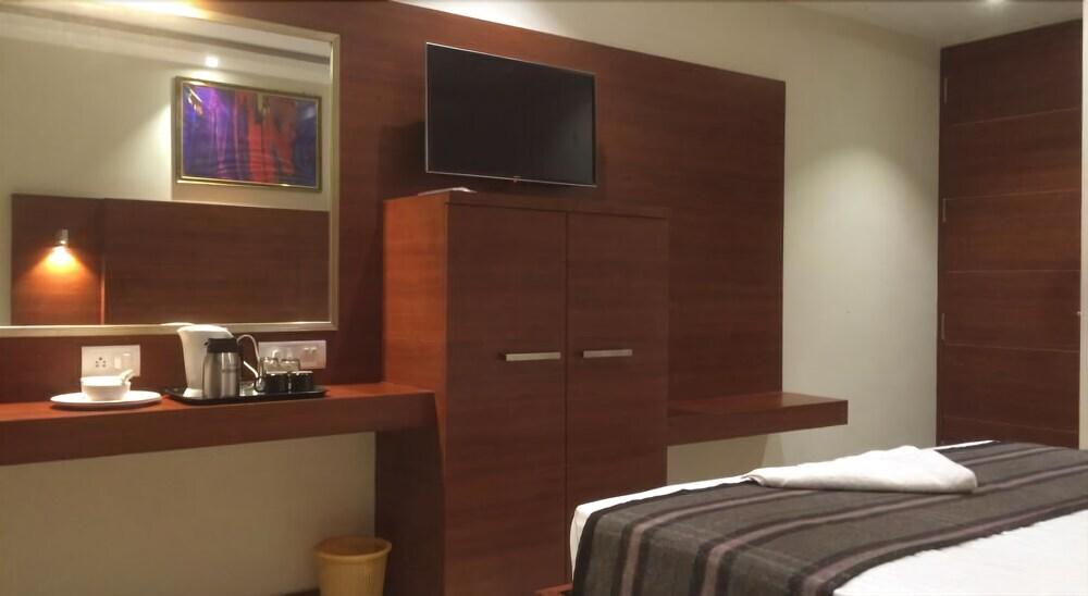Azeez Avenue hotel — фото 1