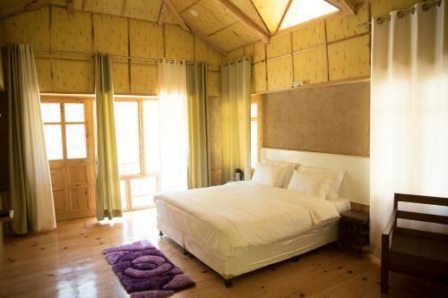 Банджар: Devat Farm Cottage Tirthan Gushaini