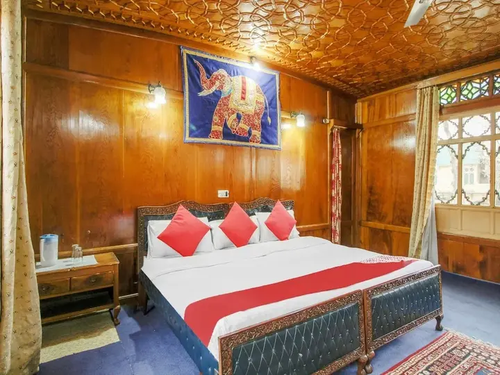 Шринагар: New Maharaja Palace Group of Houseboat's