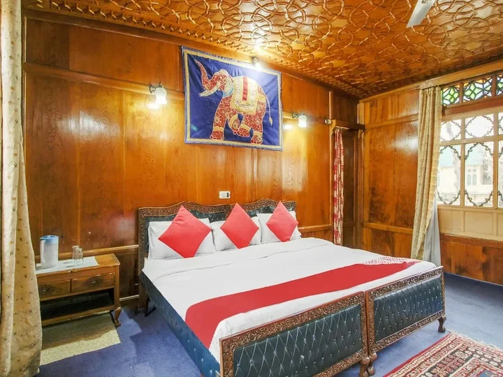 Шринагар: New Maharaja Palace Group of Houseboat's