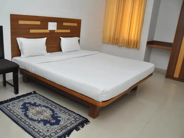 Нашик: Hotel Excellency Inn