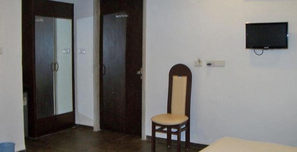 Вадодара: Hotel Palm View Residency