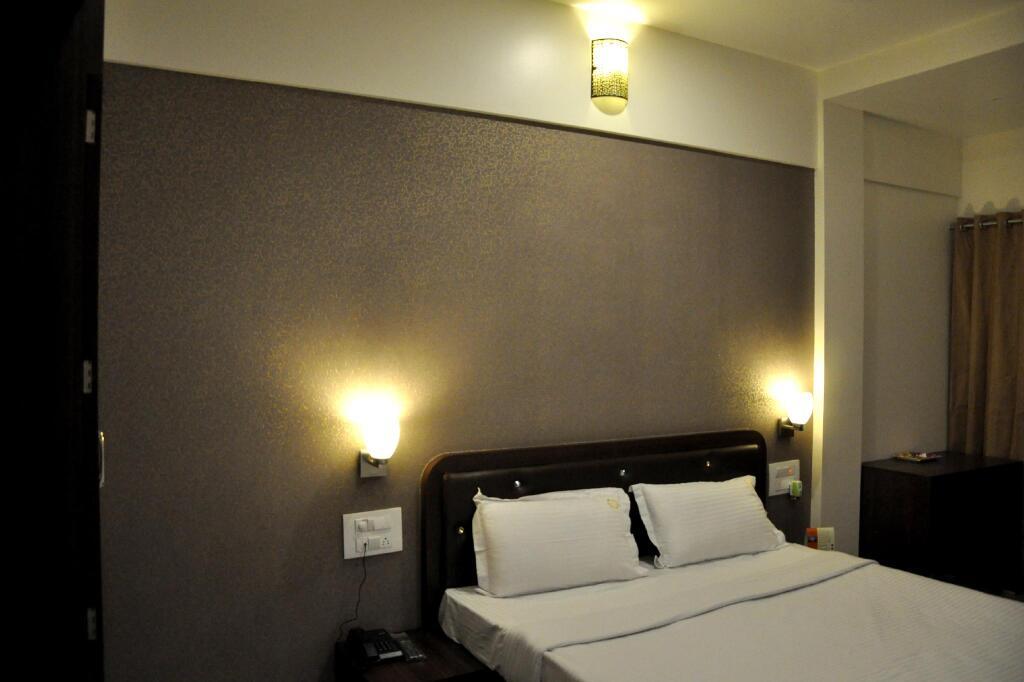 Ахмеднагар: Hotel Gulmohar Pride
