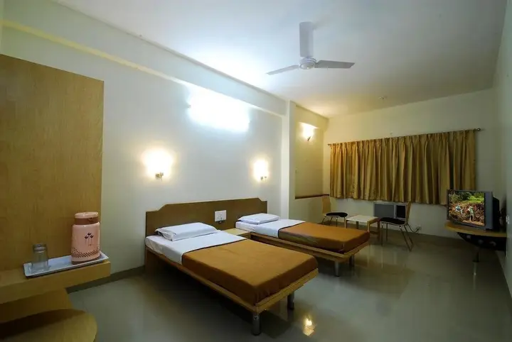 Нашик: Hotel New Holiday Plaza