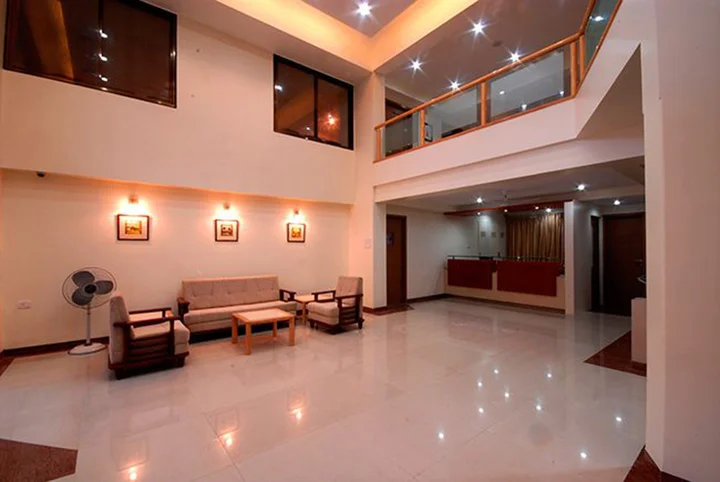 Нашик: Hotel New Holiday Plaza