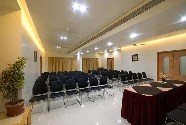 Нашик: Hotel New Holiday Plaza
