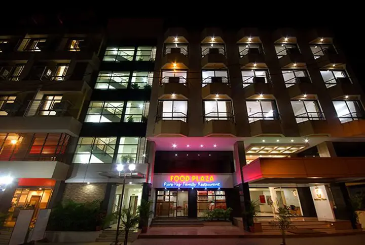 Нашик: Hotel New Holiday Plaza