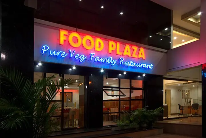 Нашик: Hotel New Holiday Plaza