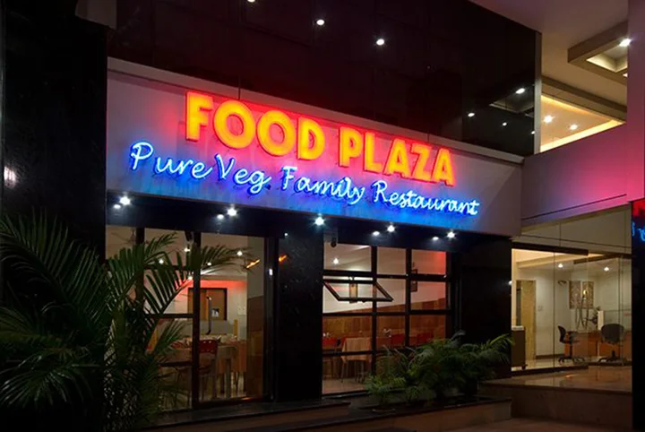 Нашик: Hotel New Holiday Plaza