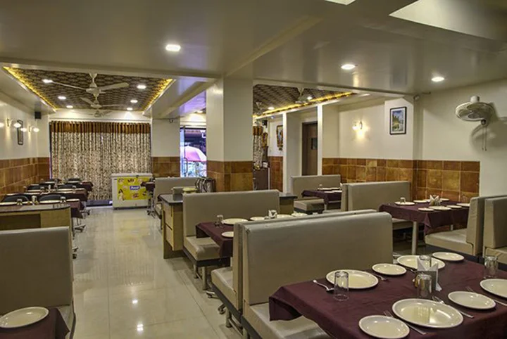 Нашик: Hotel New Holiday Plaza