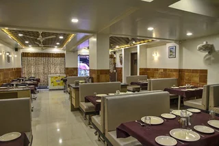Нашик: Hotel New Holiday Plaza