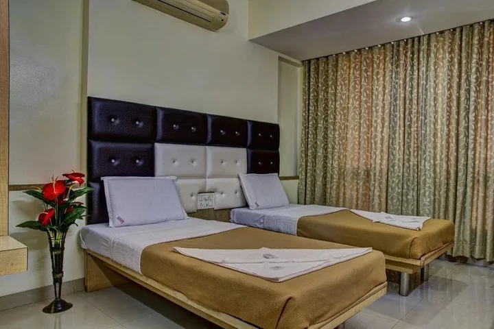 Нашик: Hotel New Holiday Plaza