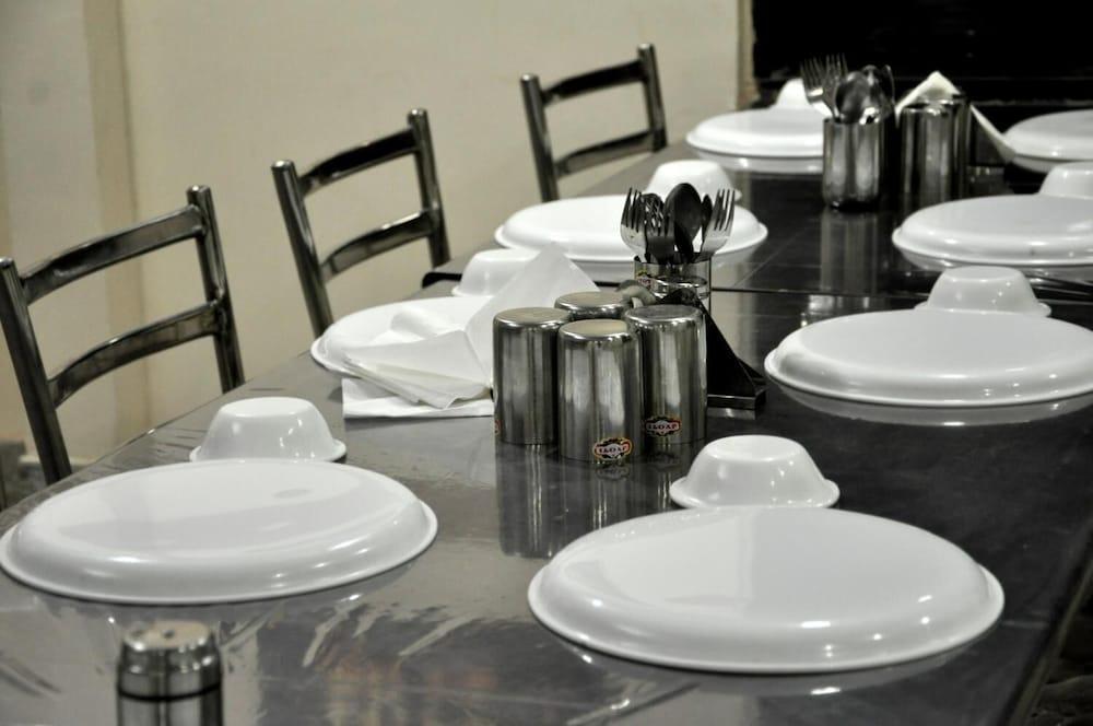 Читторгарх: Hotel Kirti Plaza