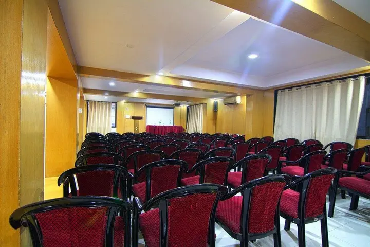 Вакад: FabHotel Satish Executive Hinjewadi