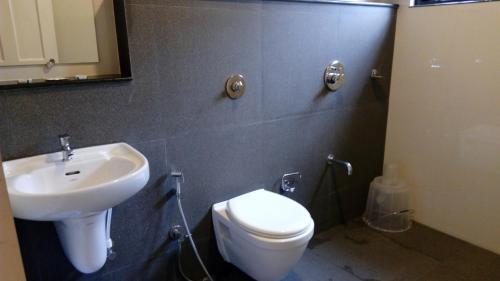 Кумили: Charles Premier Inn