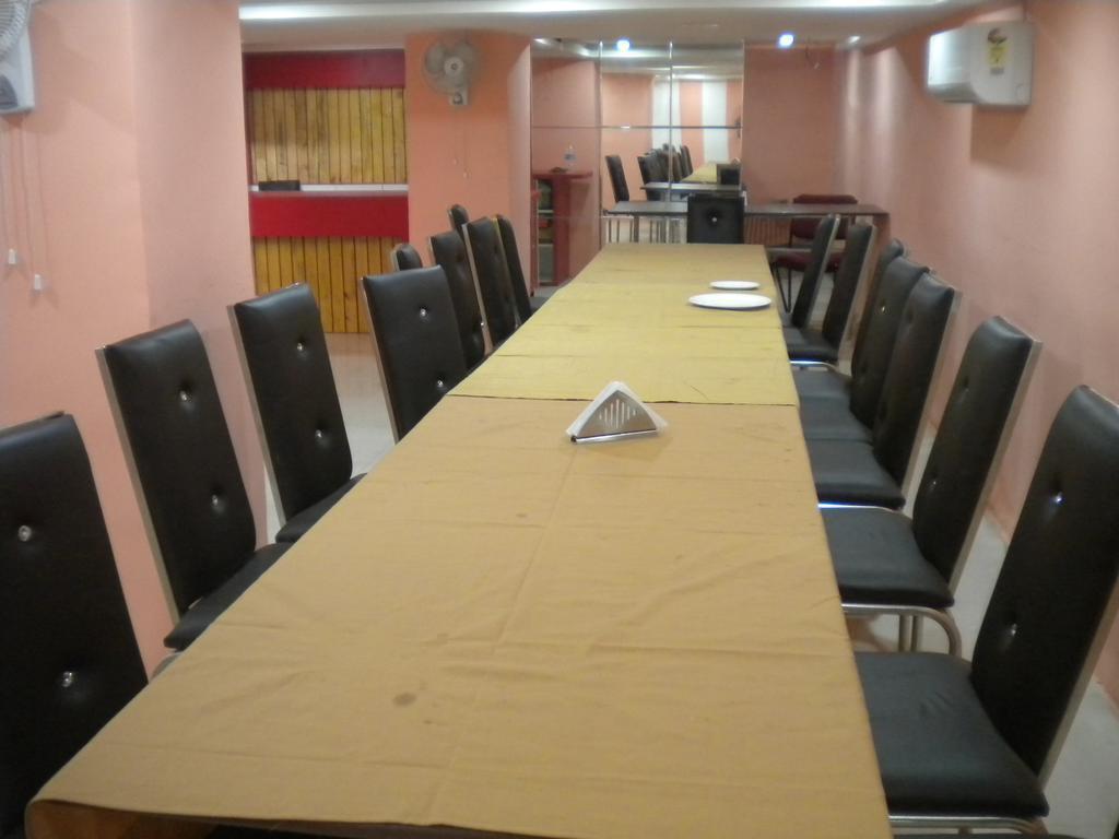 Удджайн: OYO 2403 Hotel Aamantran Avenue