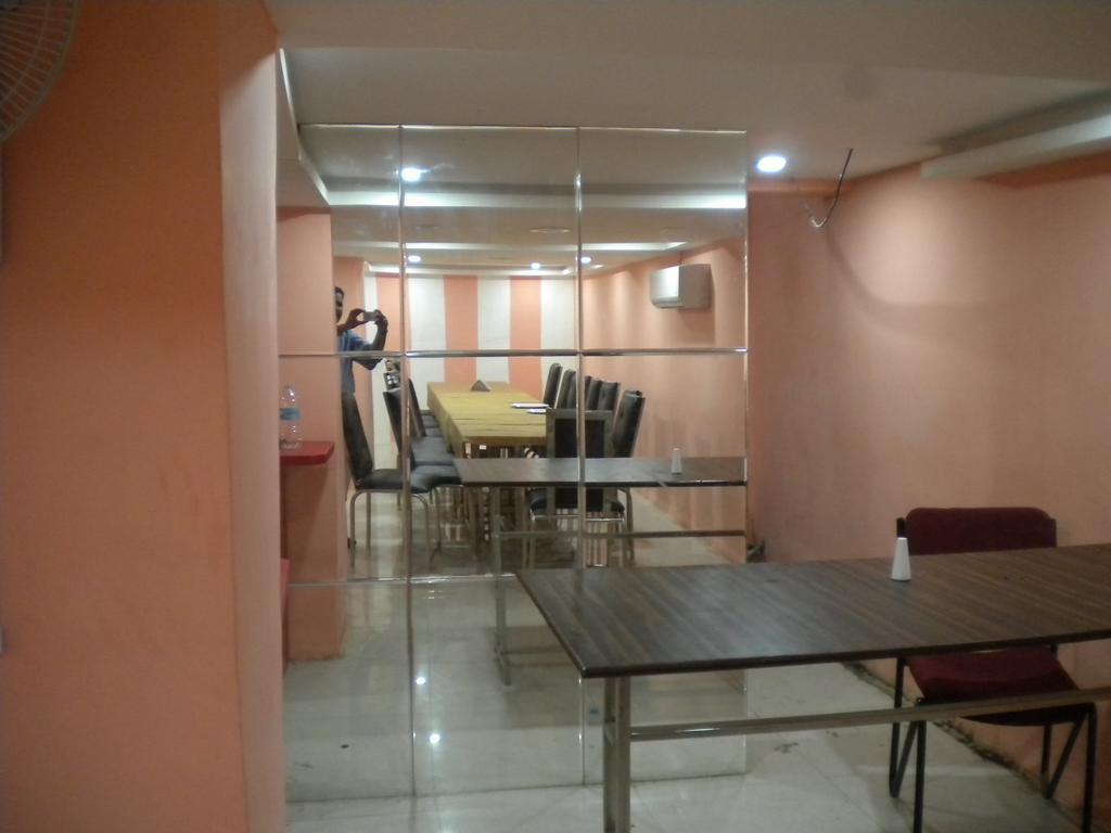 Удджайн: OYO 2403 Hotel Aamantran Avenue